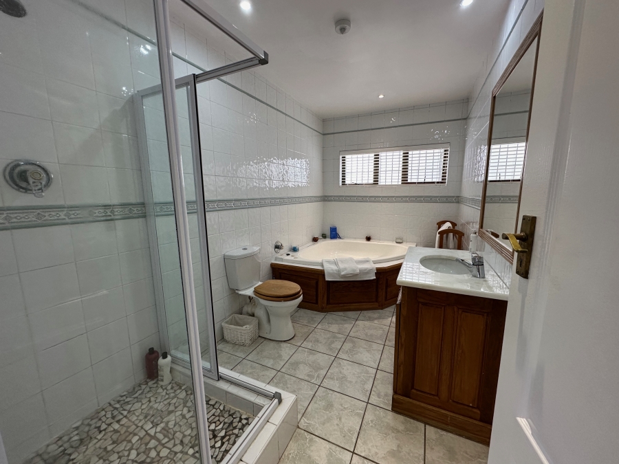 5 Bedroom Property for Sale in Gonubie North Eastern Cape